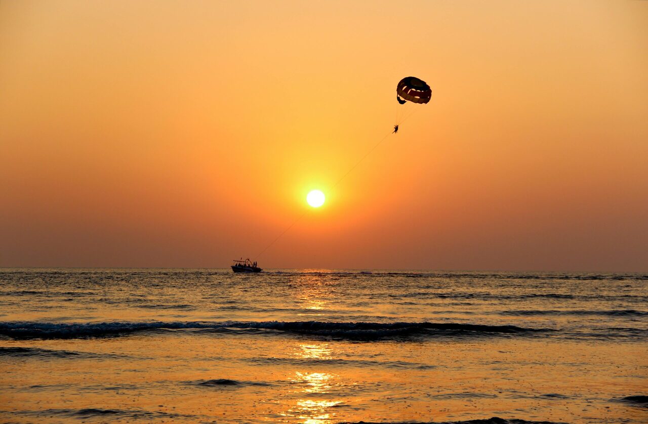 parasailing parasailing o zachodzie słońca