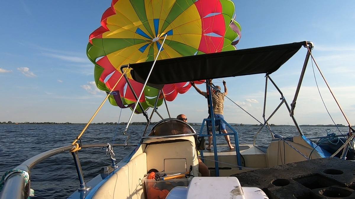 motorówka przygotowująca się do uprawiania parasailingu